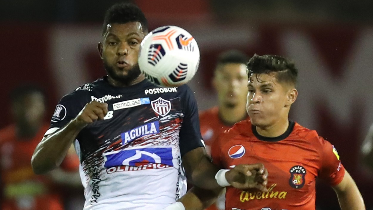 Miguel Ángel Borja en jugada disputando un balón.