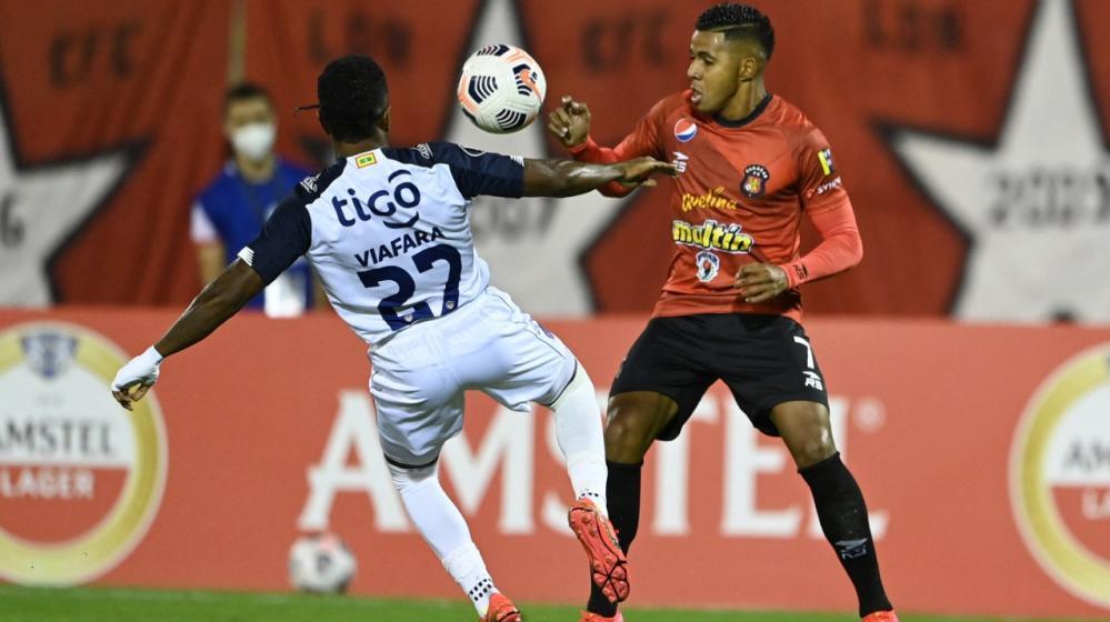 Fabián Viáfara controlando una llegada de Richard Celis.