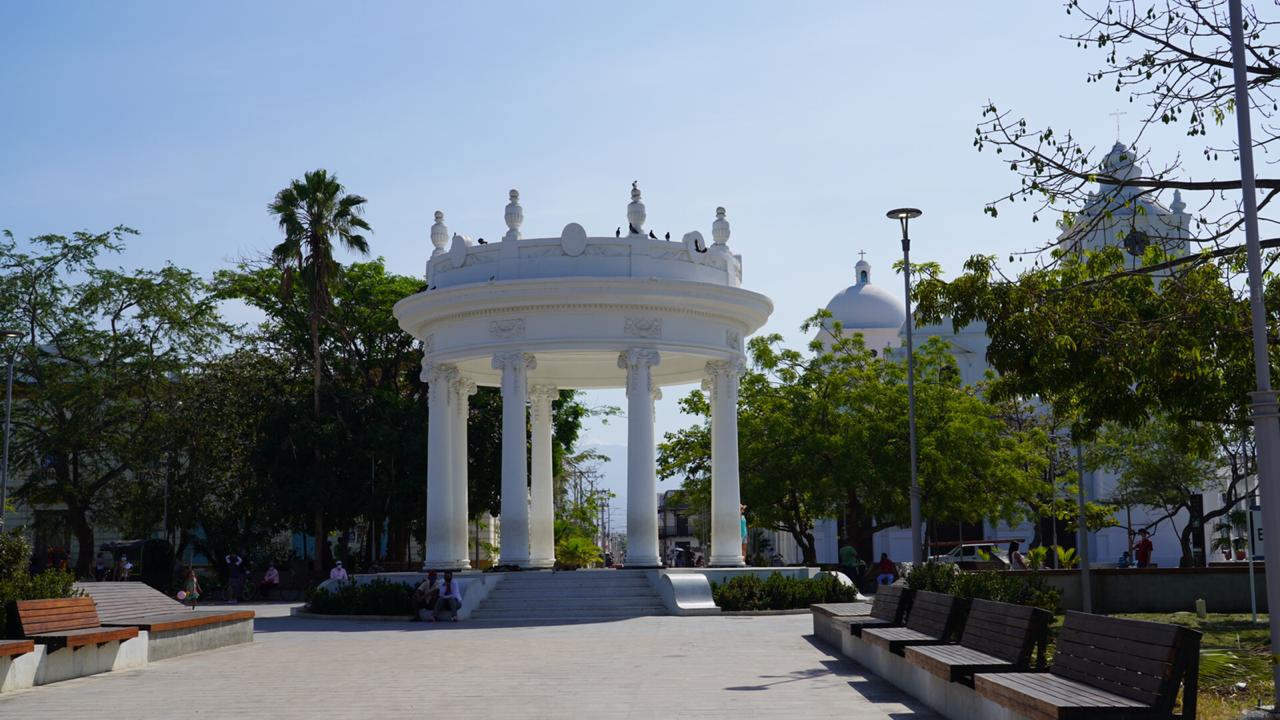 El ministro José Manuel Restrepo y la presidente de Fontur, Raquel Garavito, recorrieron las obras de remodelación de la plaza central de Ciénaga.