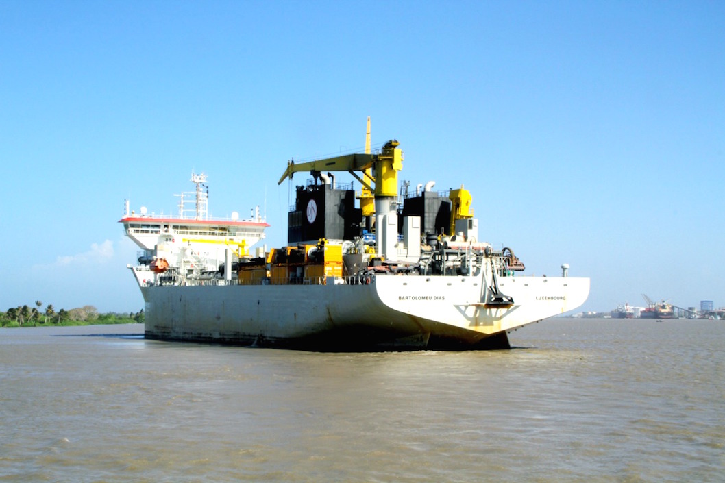 La draga 'Bartolomeu Dias', en la adecuación del canal de acceso en Barranquilla.