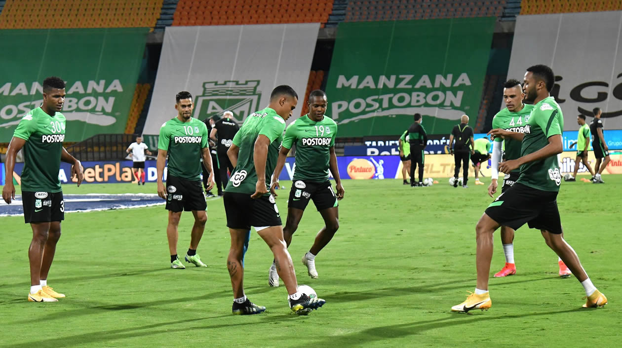 Calentamiento previo de jugadores de Atlético Nacional.