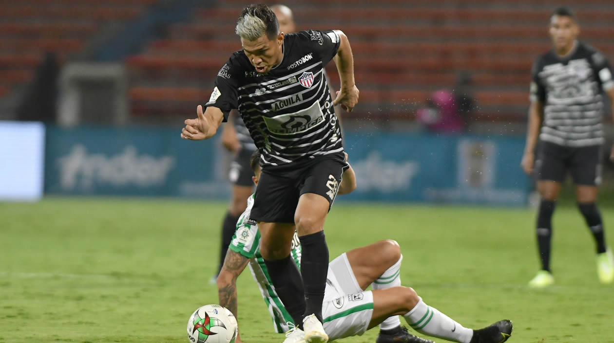 Teófilo Gutiérrez eludiendo marcas.