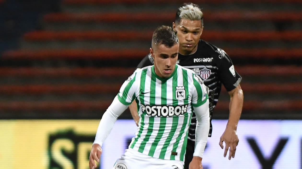 Teo disputando el balón con Tomás Ángel.
