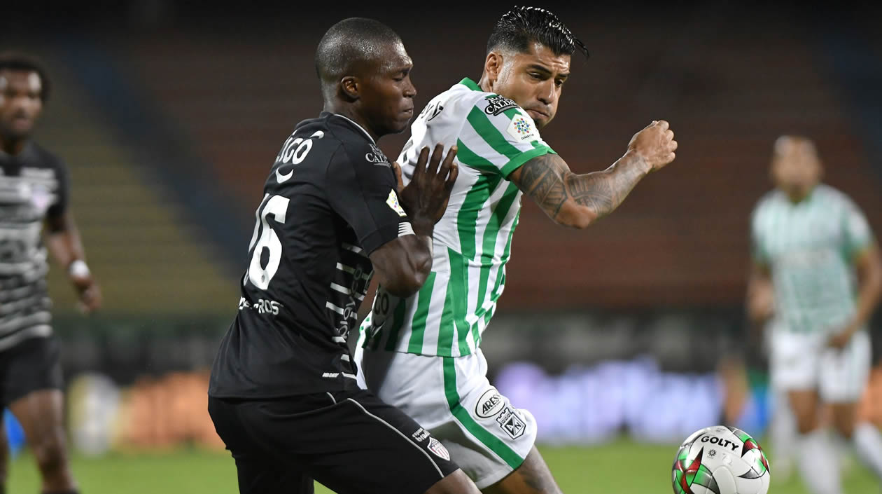 Germán Mera controlando la llegada de Jefferson Duque.