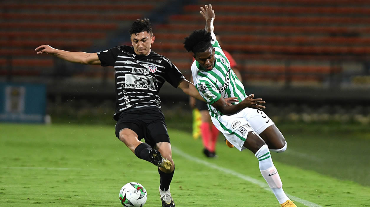 Fabián Ángel disputando el balón con Juan David Cabal.