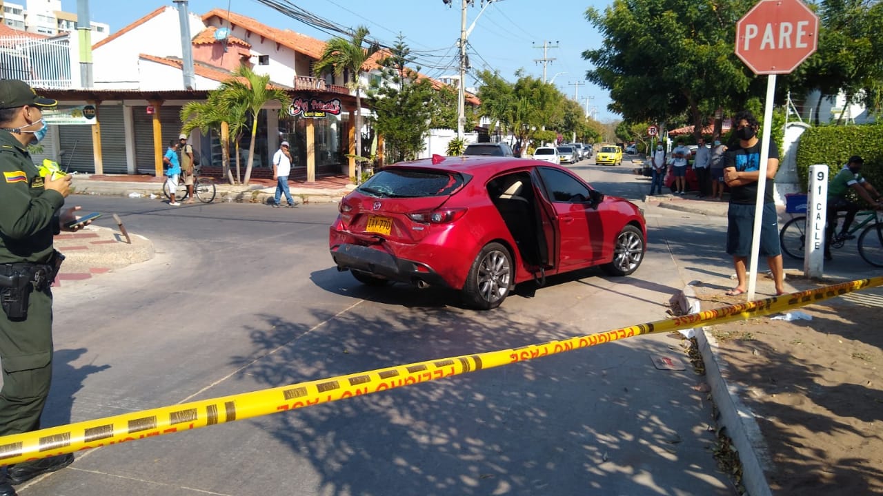 El comercianta al dar reversa en su vehículo blindado chocó con este otro vehículo que pasaba por el lugar. 