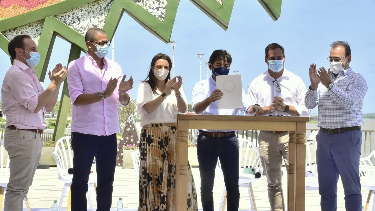 Momento de la firma para suscribir el crédito por 250 millones dólares para Barranquilla.