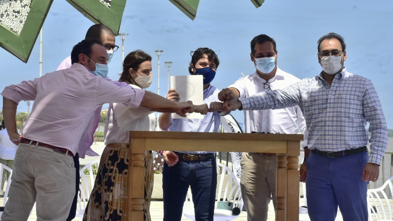 Momento de la firma para suscribir el crédito por 250 millones dólares para Barranquilla.