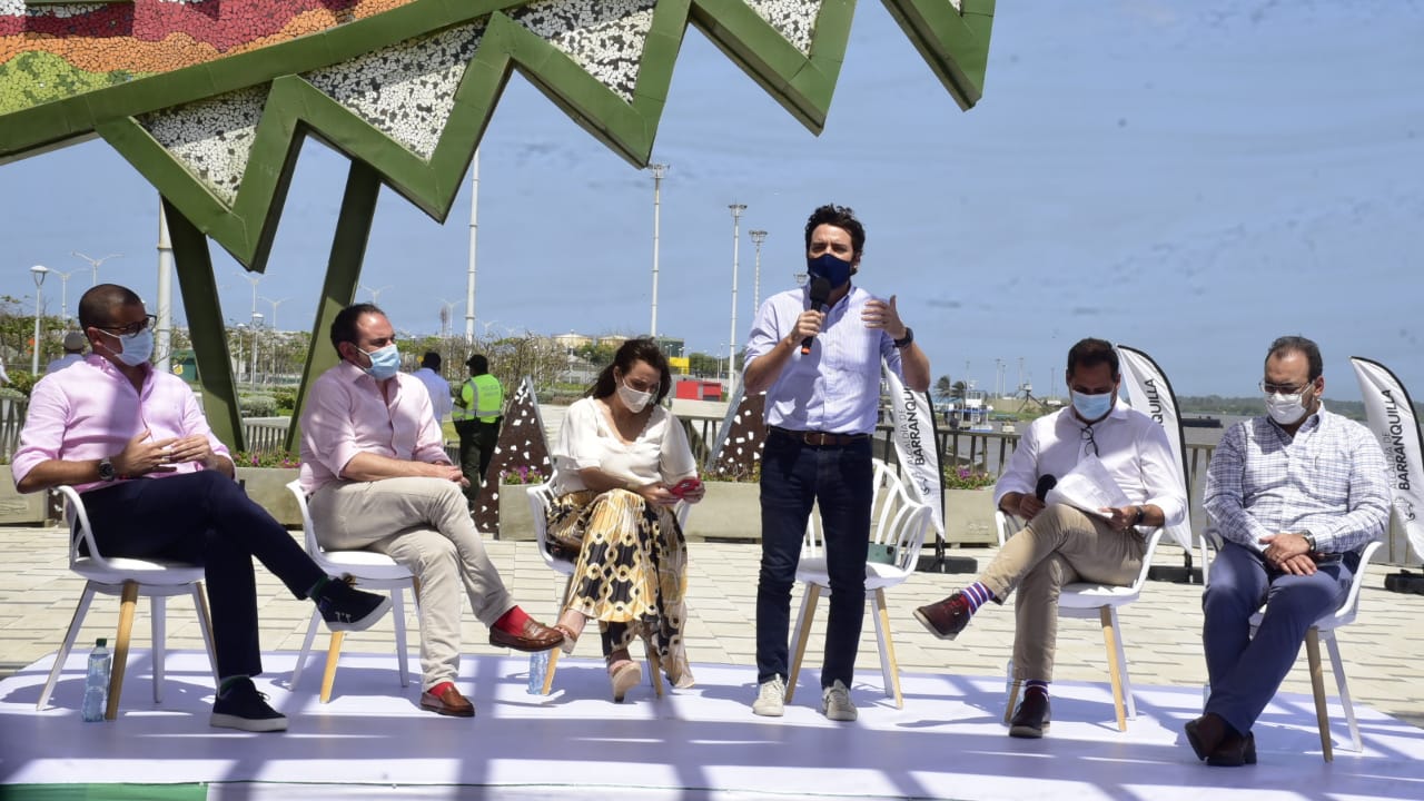 El Alcalde Pumarejo en la reunión en el Malecón, donde se hizo oficial la firma del crédito del BID.