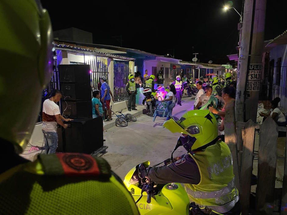 Gente en la mitad de la calle sin ningún elemento de bioseguridad.