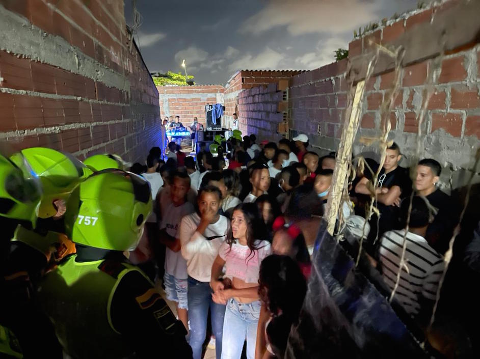 Un numeroso grupo de jóvenes sorprendidos por la Policía.