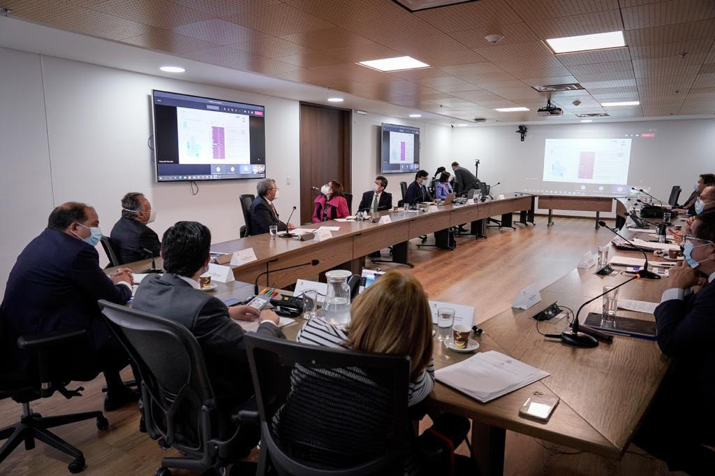 Reunión de entes de control evaluando la vacunación en Colombia.