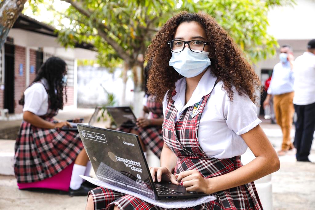 Una estudiante beneficiada con los centros digitales.