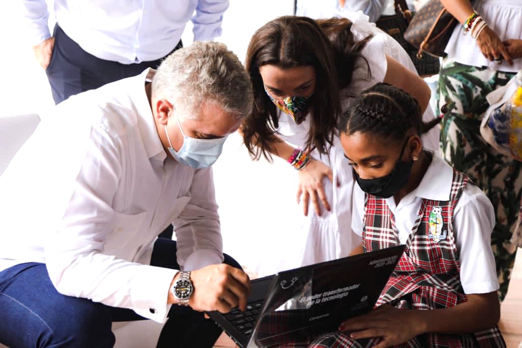 El Presidente Iván Duque y la MinTIC Karen Abudinen con una estudiante de Baranoa.