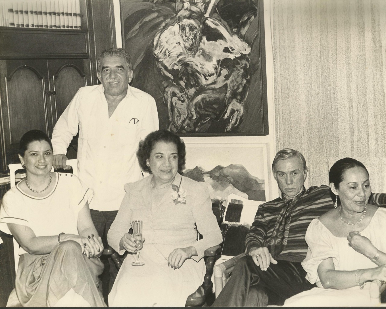 Suministrada Meira Delmar, poetisa atlanticense, con Gabriel García Márquez y su esposa, en un grupo de amigos.
