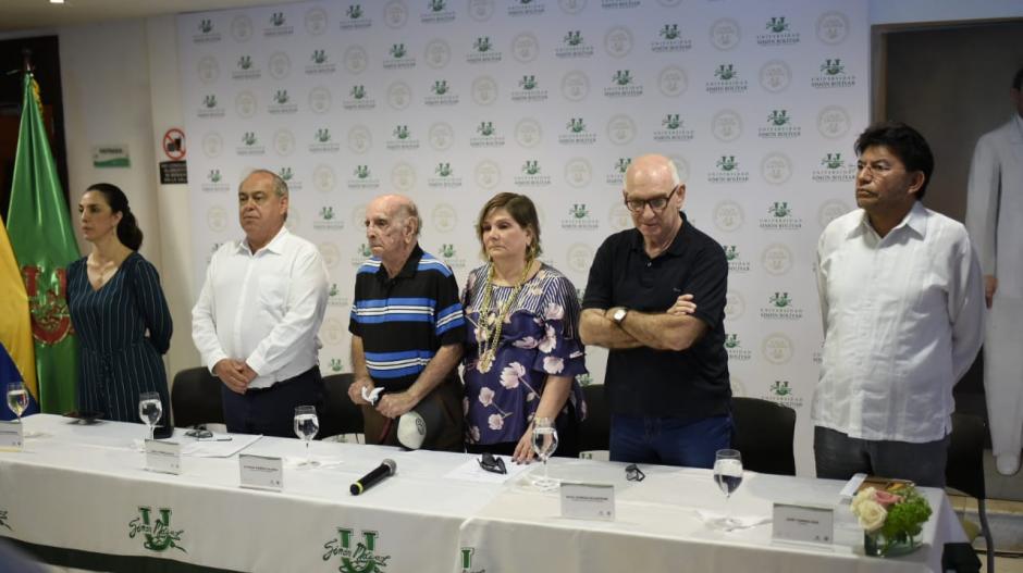 Zona Cero Familia Correa De Andréis en la mesa principal durante el acto de reconocimiento de responsabilidad en donde el Estado colombiano pidió perdón por el homicidio y la afectación al buen nombre, en 2019.