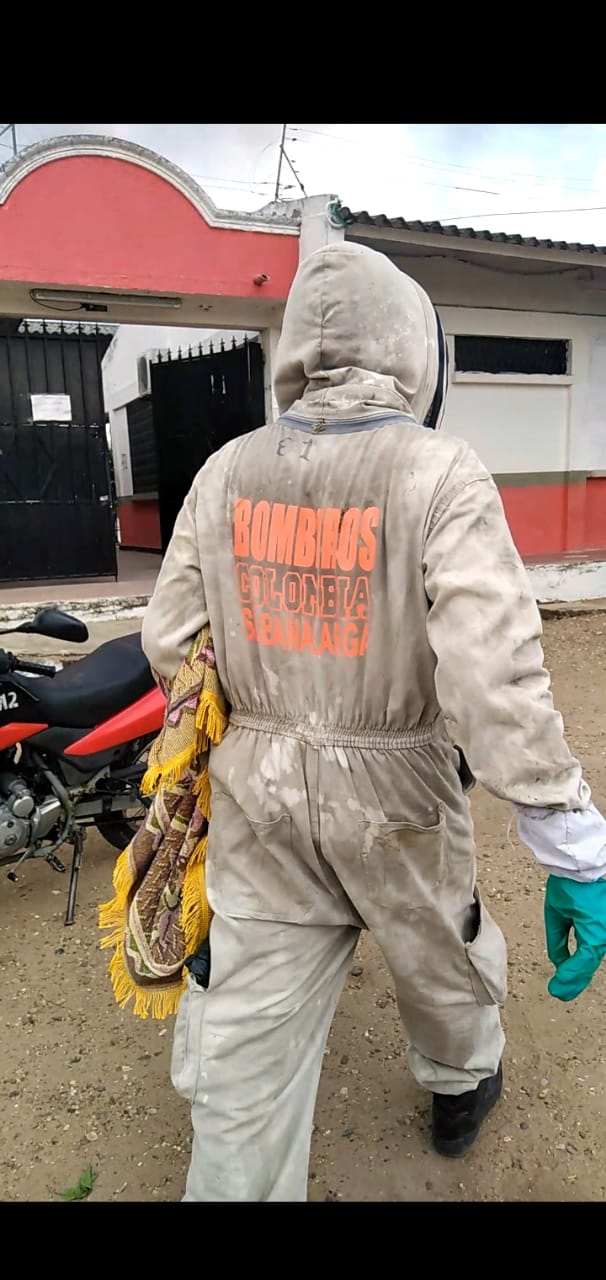 Bomberos Sabanalarga. Equipo usado por los bomberos para controlar las abejas.