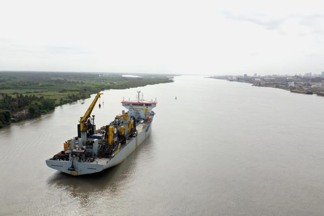 La draga 'Bartolomeu Dias' trabajando en el puerto de Barranquilla.