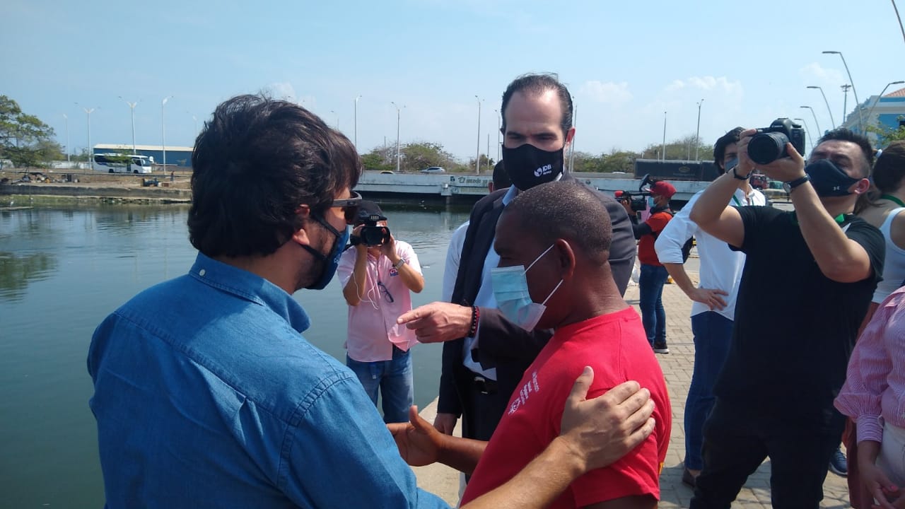 El Alcalde Jaime Pumarejo y el Presidente del BID, Mauricio Claver-Carone, durante una visita al Centro de Barranquilla. 