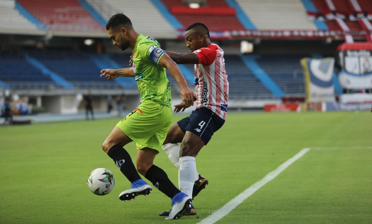 Willer Ditta en la disputa de un balón.