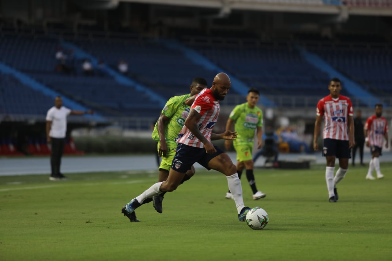 Freddy Hinestroza, en posesión del balón en el partido ante Pereira.