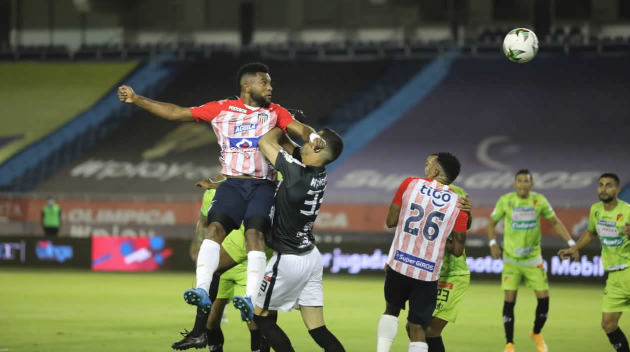 Miguel Borja disputa un balón con el arquero pereirano.