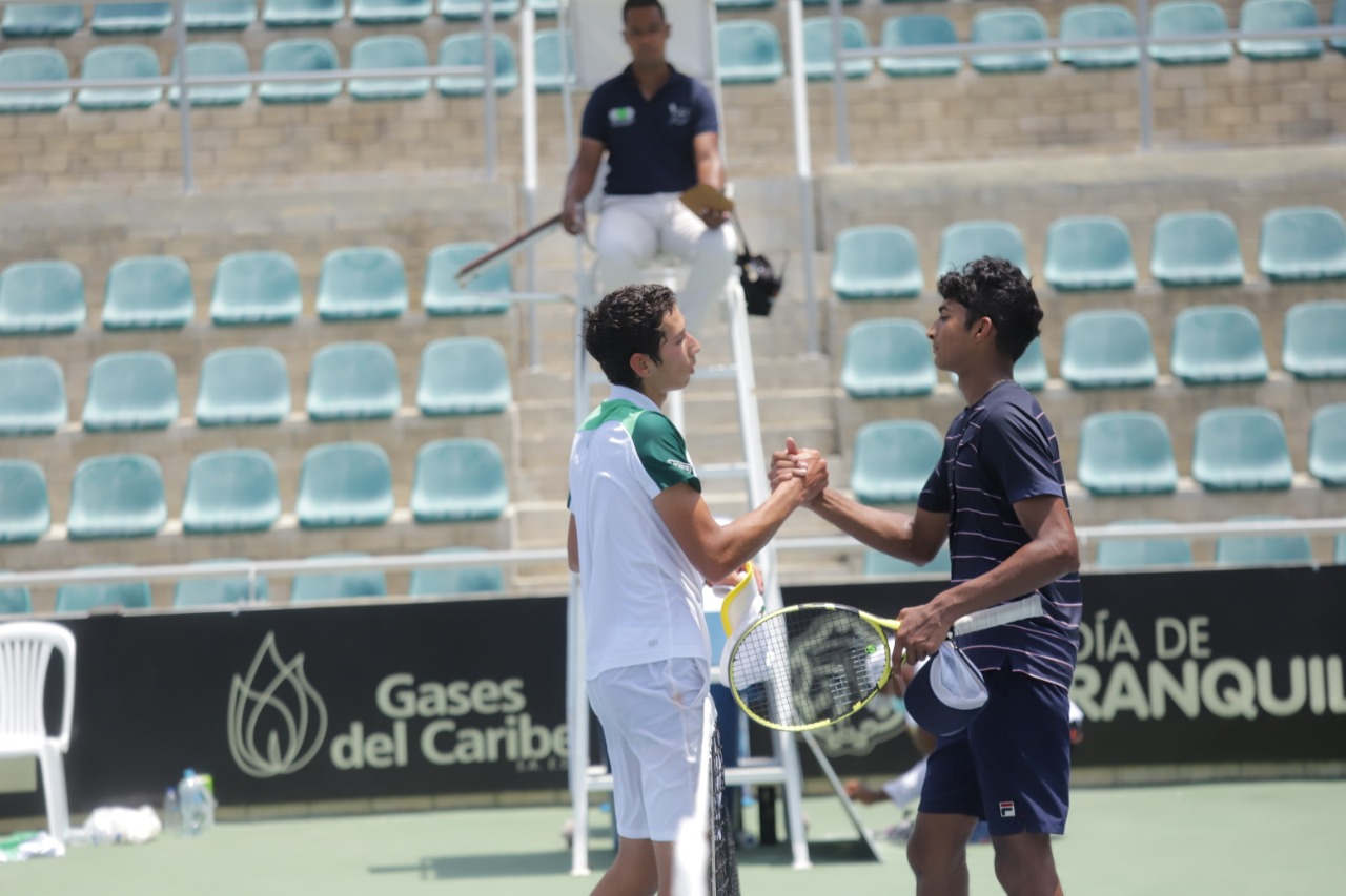 Ozak Colak, de blanco, felicita a su rival. 