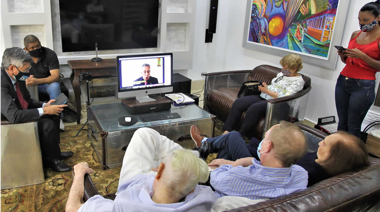 El periodista Chelo de Castro junto familiares y amigos.