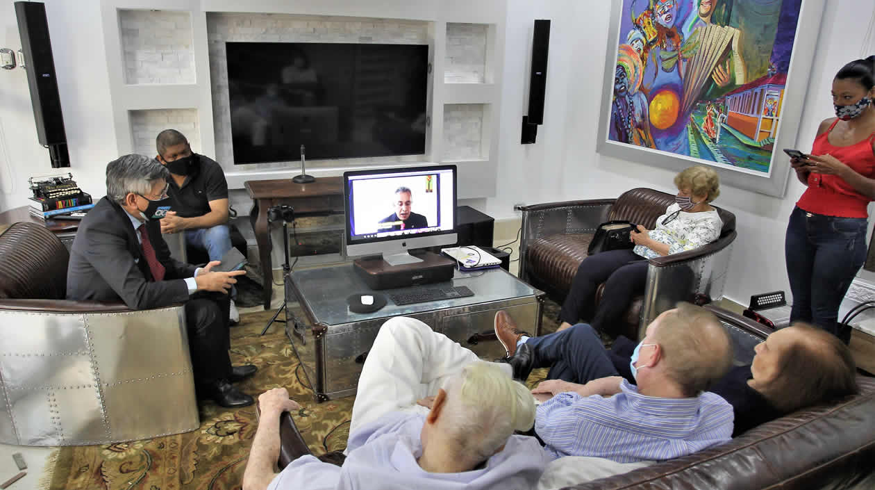 El periodista Chelo de Castro junto familiares y amigos.