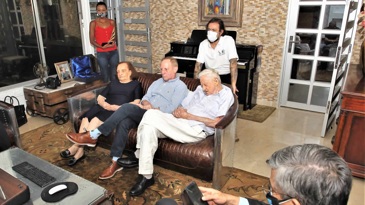 El periodista Chelo de Castro junto a sus familiares.