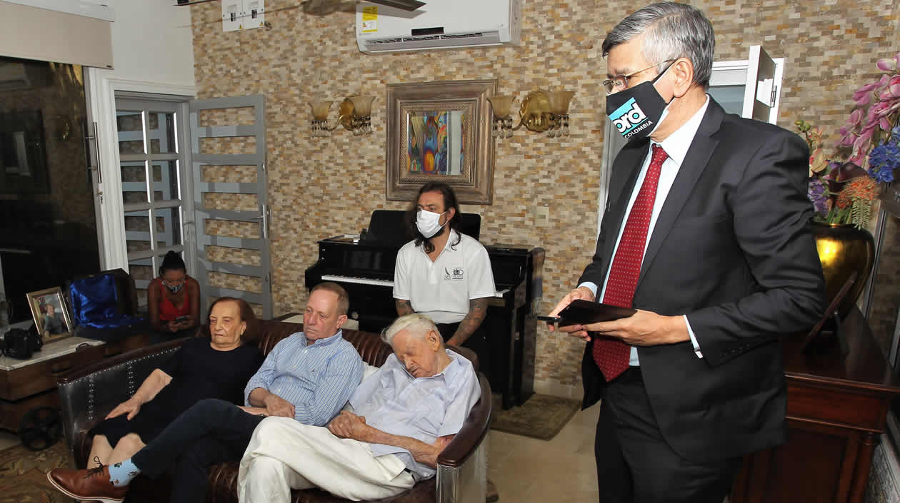 El periodista Chelo de Castro junto familiares y amigos.