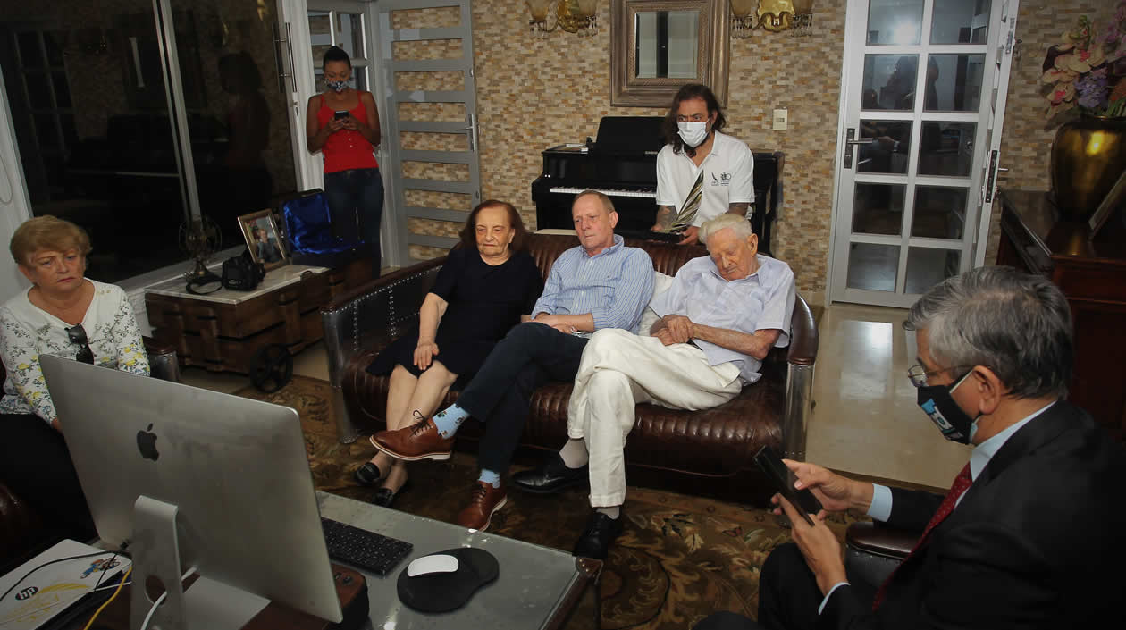 El periodista Chelo de Castro junto familiares y amigos.