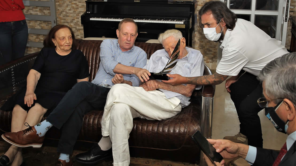 El periodista Chelo de Castro junto a sus familiares.