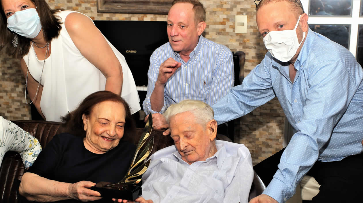 El periodista Chelo de Castro junto a sus familiares.