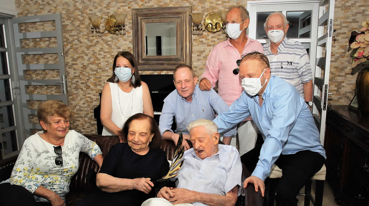 El periodista Chelo de Castro junto a sus familiares.