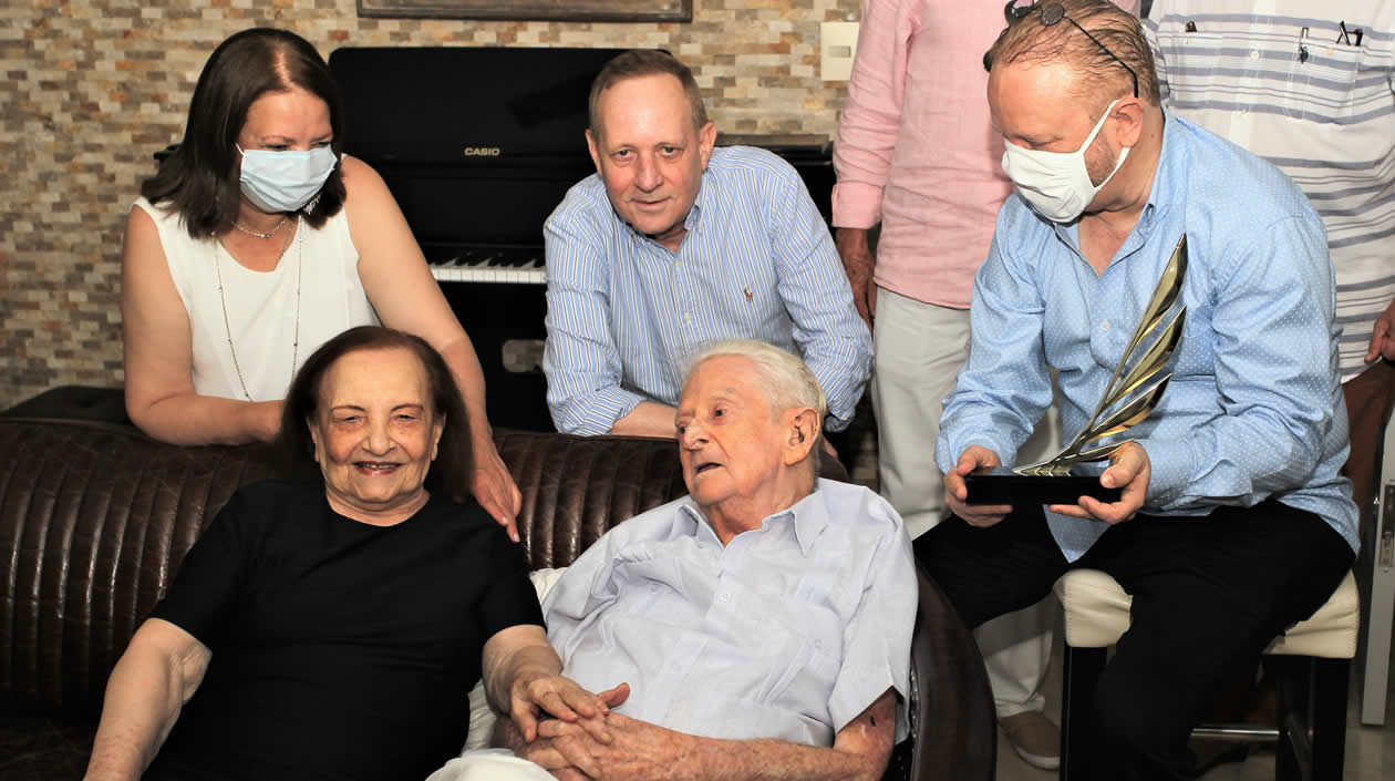 El periodista Chelo de Castro junto a sus familiares.