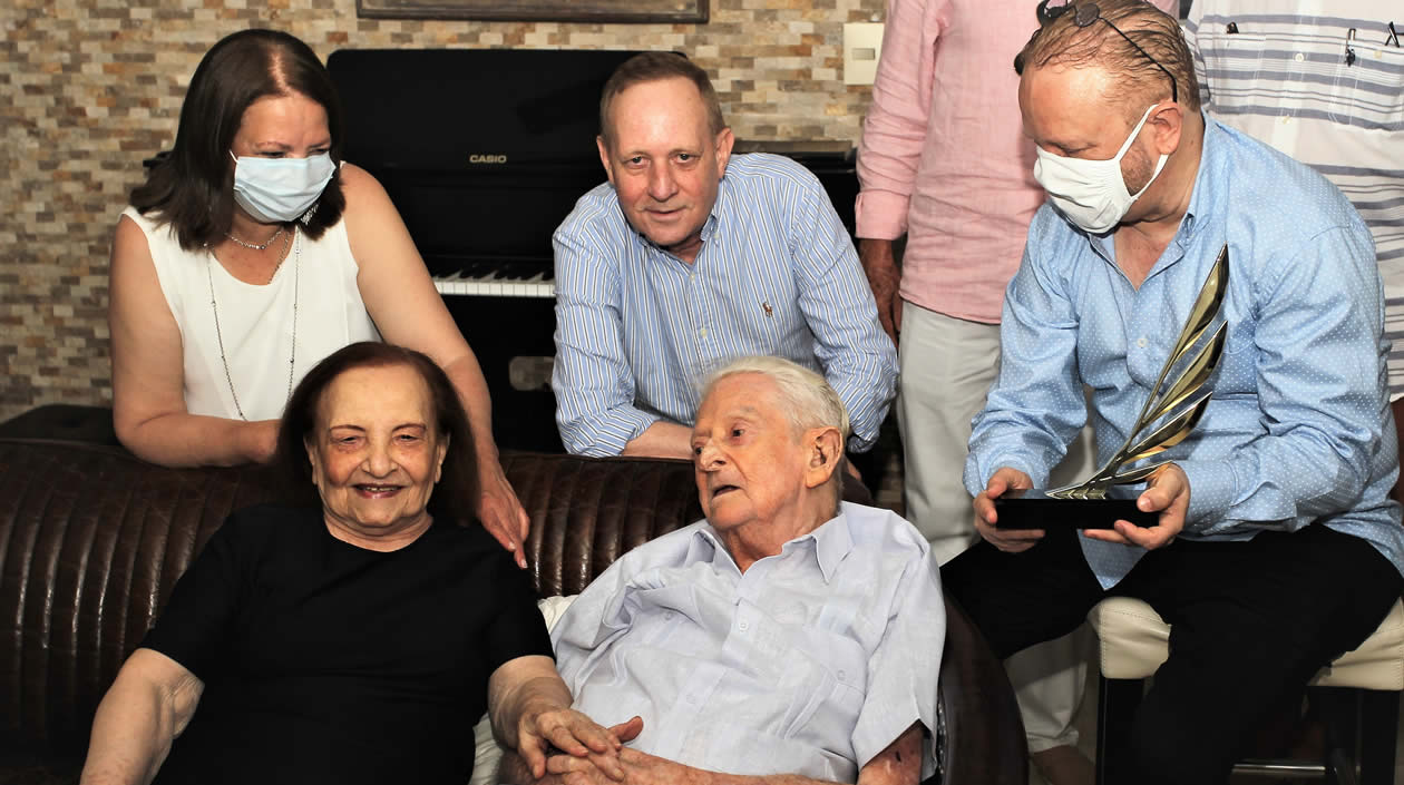 El periodista Chelo de Castro junto a sus familiares.