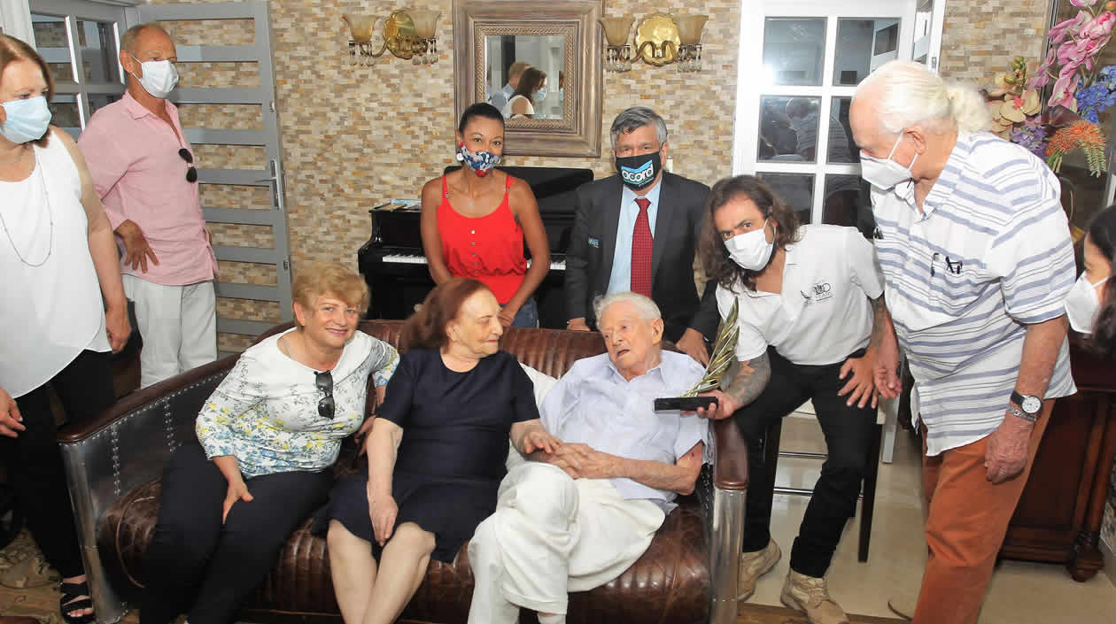 El periodista Chelo de Castro junto familiares y amigos.