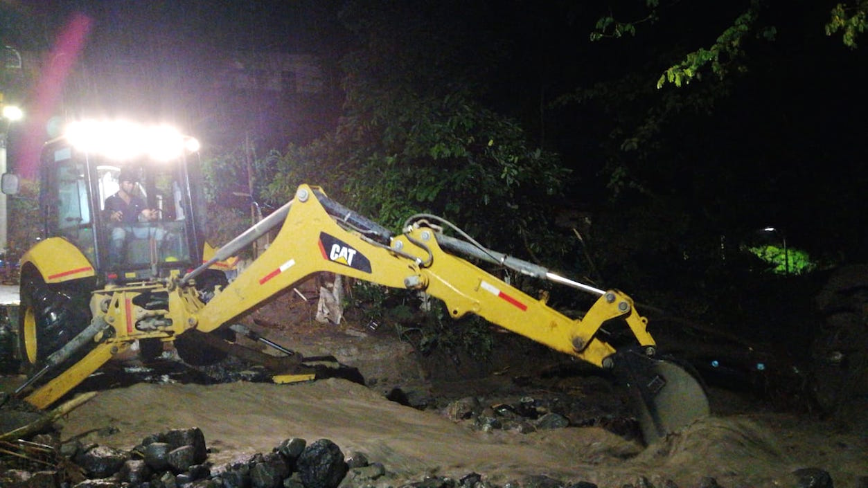 Maquinaria pesada evacuando material en Dabeiba - Antioquia.