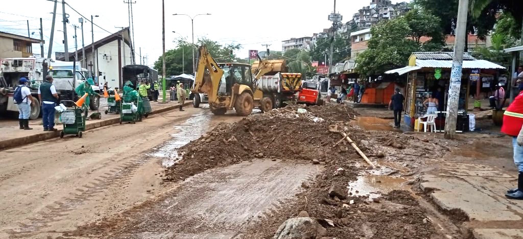 Remoción de escombros en una zona afectada en Cali.