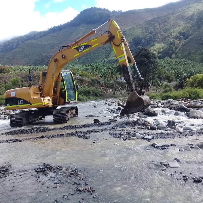 Mquinaria amarilla en remoción de escombros en el occidente colombiano.