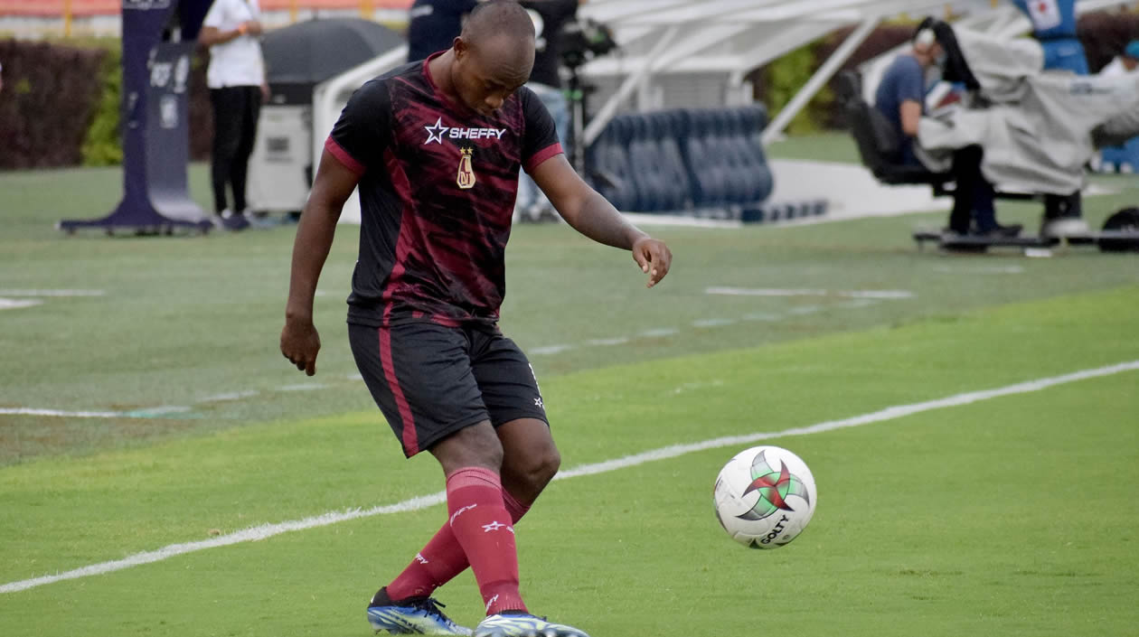 Jugadores del Deportes Tolima en calentamiento previo.