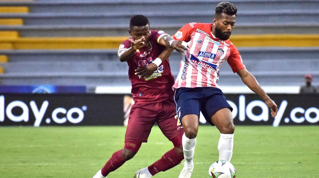 Luis 'Cariaco' González disputando el balón.