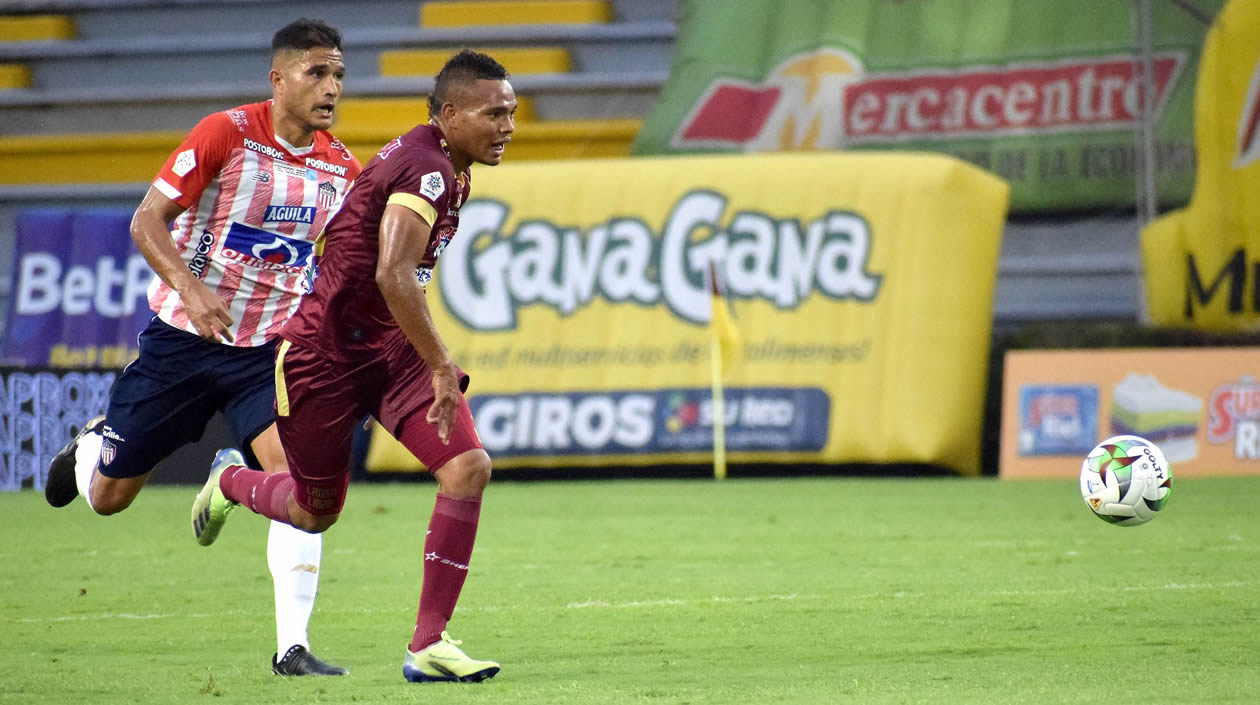 Larry Vásquez en llegada ofensiva.