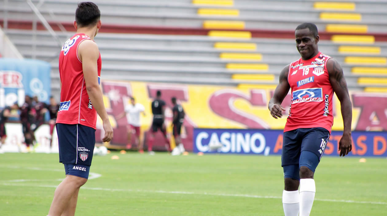 Carmelo Valencia en el calentamiento previo al partido.
