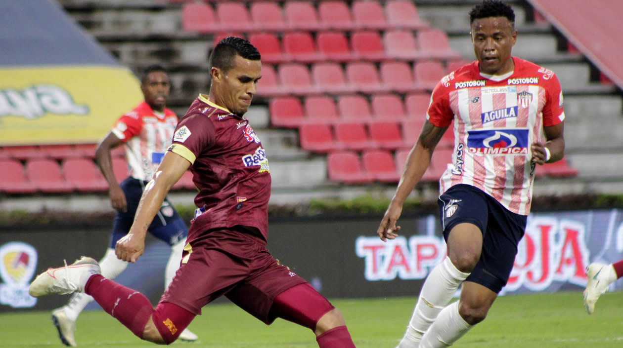 John Pajoy disputando el balón.