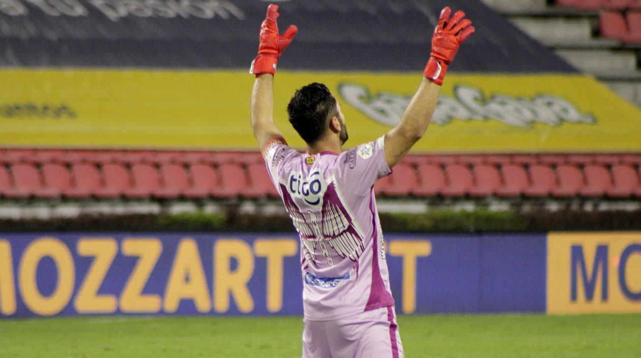 El capitán Sebastián Viera celebrando el gol de Luis 'Cariaco' González.