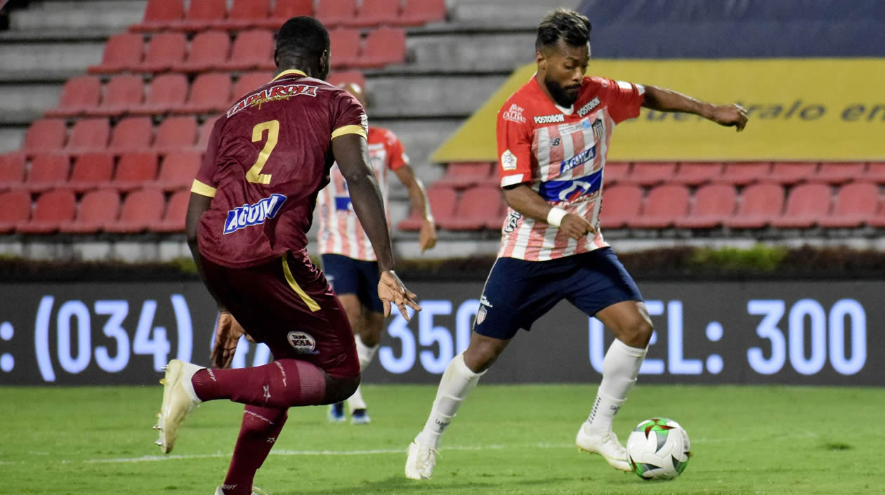 Luis 'Cariaco' González, de gran actuación ante su antiguo equipo, enfrentando la marca de Anderson Angulo.