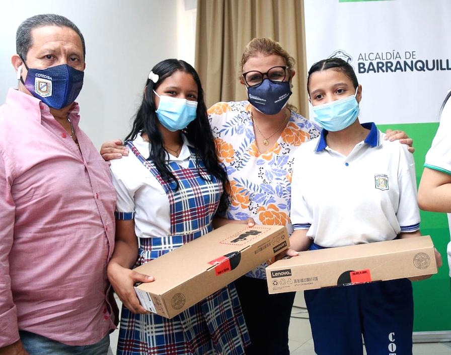 Entrega de los equipos a los estudiantes.