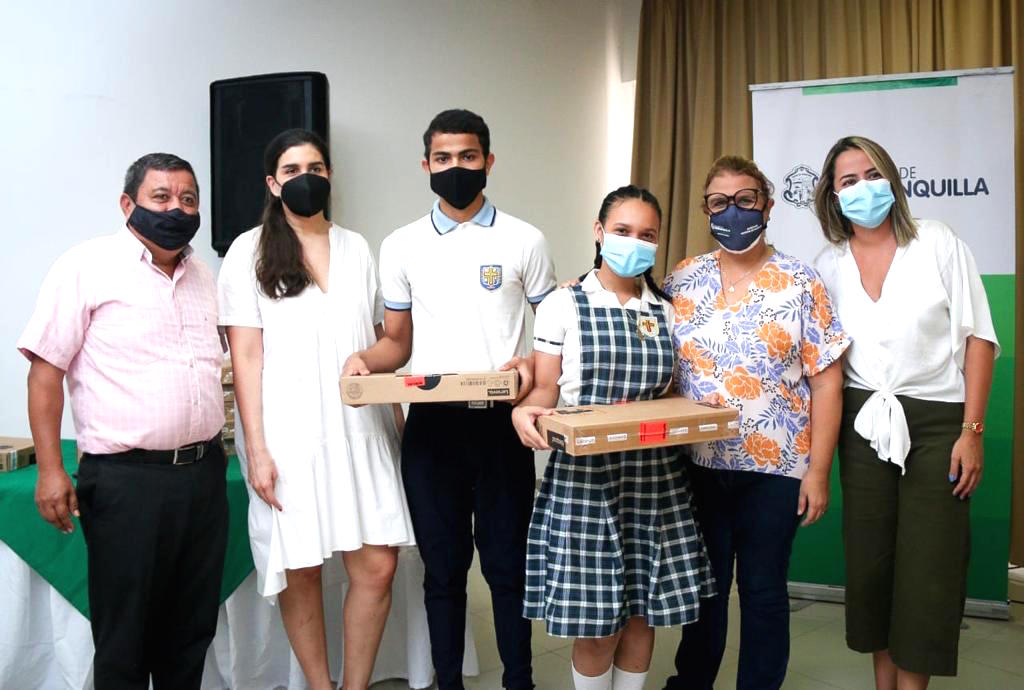 Entrega de los equipos a los estudiantes.